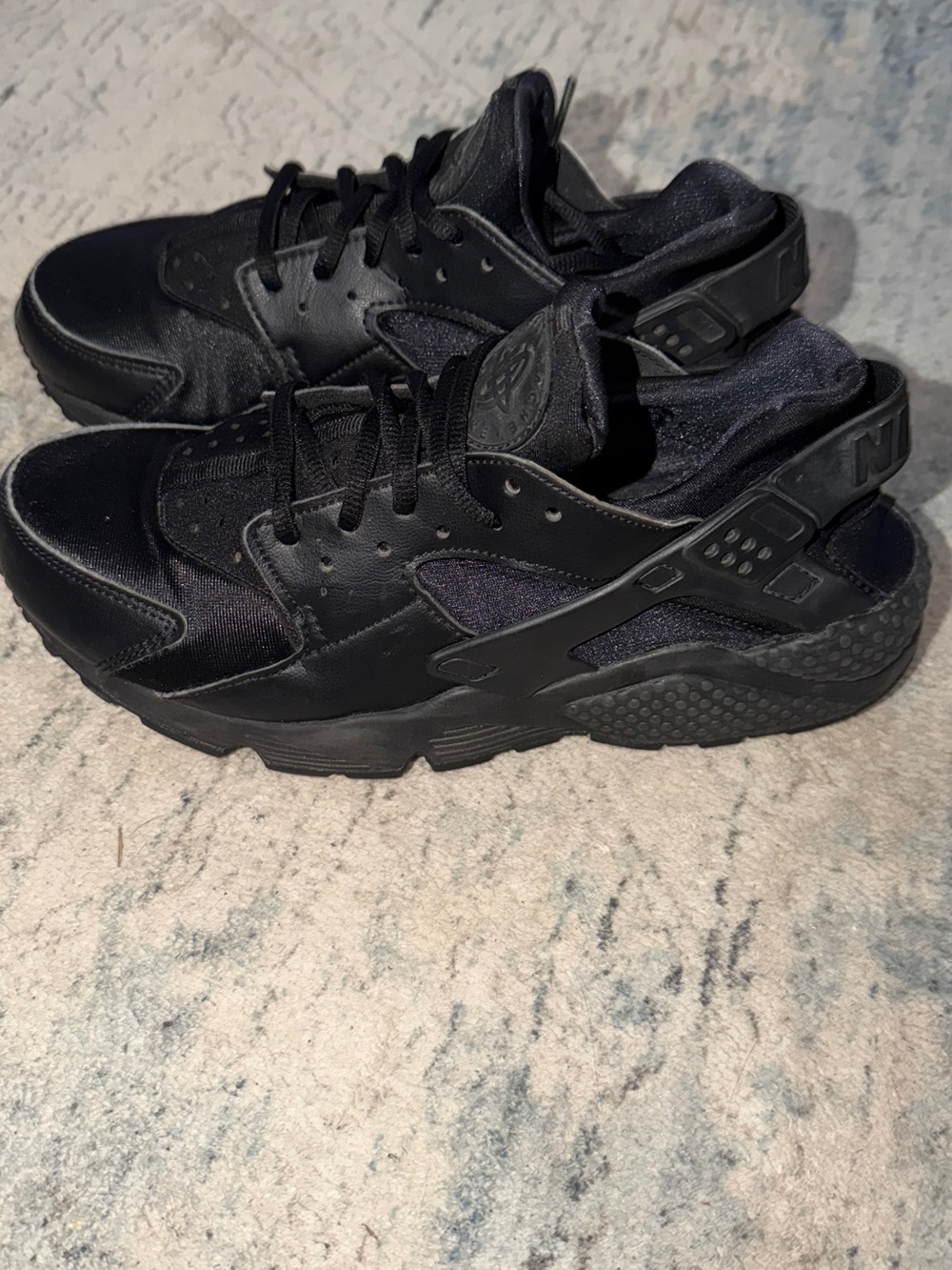 Nike All-Black Huarache Style Men's Sneakers size 9